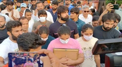 हरिद्वार गंगा नदी में पहलवानों के मेडल विसर्जित करने के ऐलान के बाद उठे सवाल