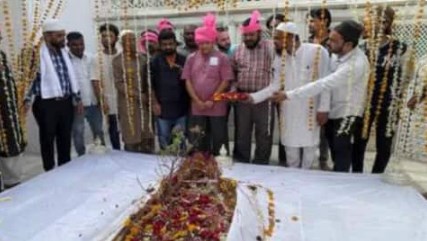 उद्धव के सहयोगी ने औरंगजेब की कब्र पर चढ़ाए फूल, सिर भी झुकाया