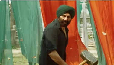 थिएटर में गूंजी तारा सिंह की दहाड़, हैंडपंप-हथौड़ा लेकर गदर 2 देखने पहुंचे फैंस