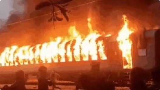 नई दिल्ली-दरभंगा एक्सप्रेस की स्लीपर बोगी में भीषण आग, कूद-कूदकर बचाई जान