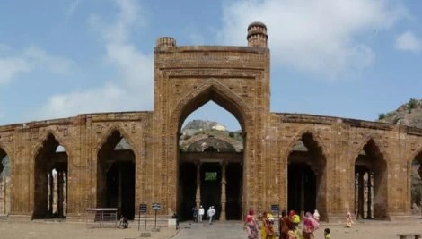 अयोध्या, काशी, मथुरा के बाद अब राजस्थान की 800 साल पुरानी मस्जिद पर सवाल
