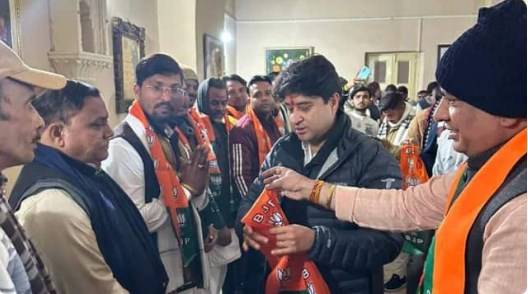 ज्योतिरादित्य सिंधिया ने फिर दिया कांग्रेस को बड़ा झटका, चंबल क्षेत्र के 200 नेता भाजपा में शामिल