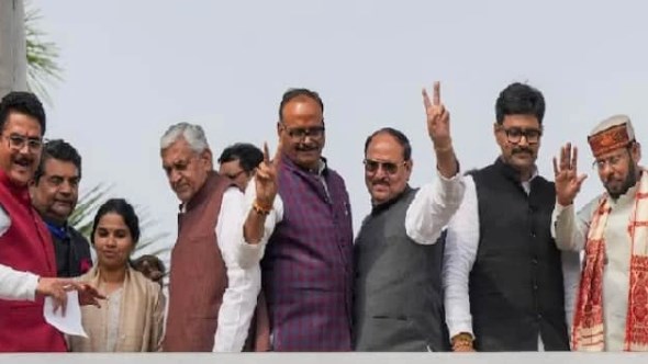 इस्तीफा, निष्कासन या चली जाएगी विधानसभा सदस्यता, सपा से बगावत करने वाले विधायकों का क्या होगा?