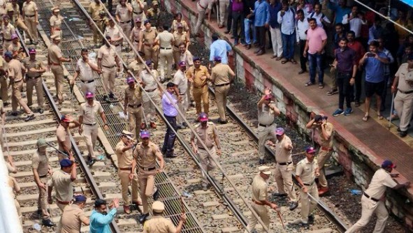 बदलापुर में बच्चियों से बदसलूकी पर बढ़ा बवाल, प्रदर्शनकारियों पर पथराव के बाद लाठीचार्ज