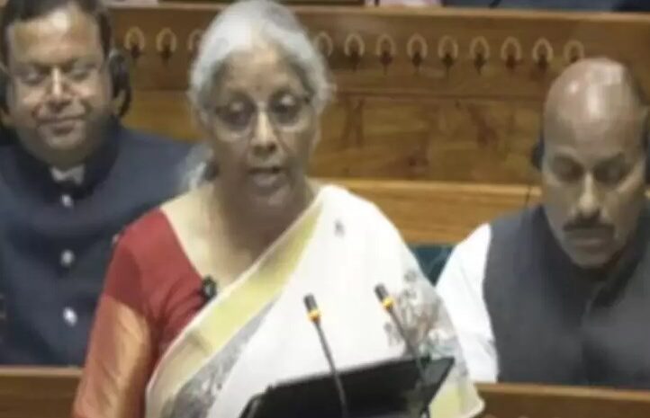 वित्त मंत्री निर्मला सीतारमण ने राजकोषीय घाटे का लक्ष्य घटाकर 4.4 प्रतिशत किया
