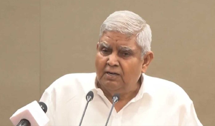 उपराष्ट्रपति ने न्यायपालिका की भूमिका पर उठाए सवाल, ‘राष्ट्रपति को निर्देश देना असंवैधानिक’