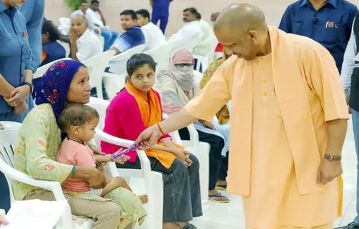 लखनऊ में मुख्यमंत्री योगी आदित्यनाथ का ‘जनता दर्शन’, 60 से अधिक फरियादियों से की मुलाकात – शिकायतों पर तत्काल कार्रवाई के निर्देश