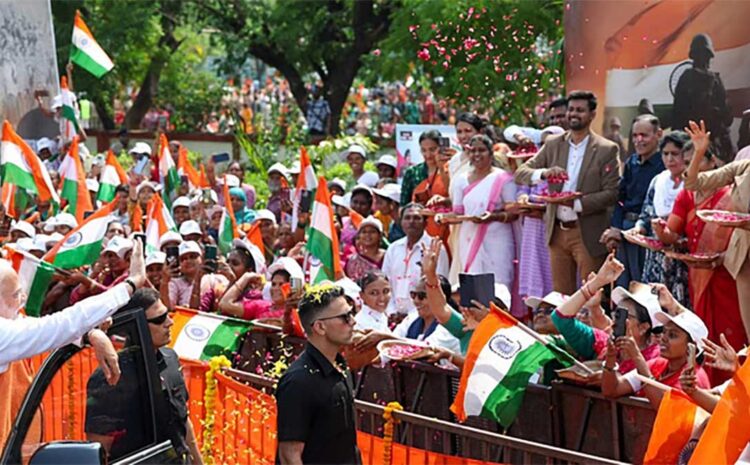 वडोदरा में पीएम मोदी का रोड शो, कर्नल सोफिया कुरैशी के परिवार ने की फूलों की बारिश; भाई-बहन ने कही यह बात